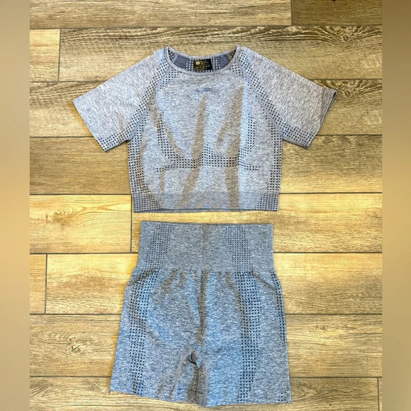 NWT Women Seamless Light Gray Gym Yoga Workout Cycling Shorts Crop Top Set M - Picture 1 of 3